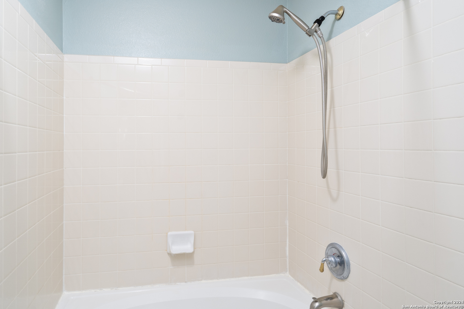 9243 Windward Trace San Antonio, TX 78254 - Photo 7 of 24 a bathroom with a shower