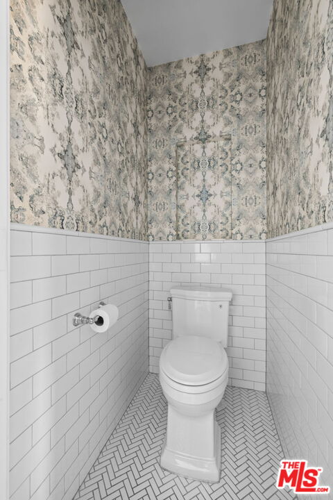 1307 South Rimpau Boulevard Los Angeles, CA 90019 - Photo 14 of 22 a bathroom with a toilet and a shower