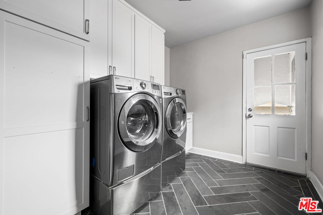 1307 South Rimpau Boulevard Los Angeles, CA 90019 - Photo 9 of 22 a utility room with dryer and washer