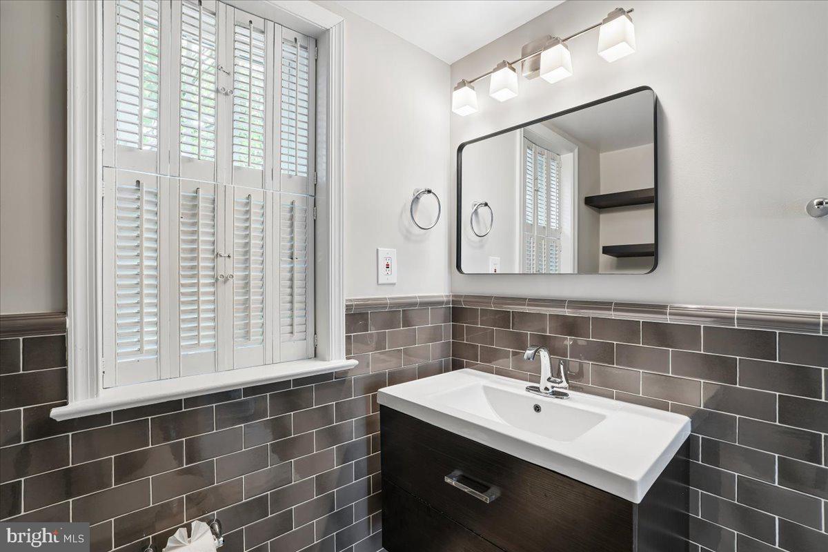 2222 Washington Avenue, Unit 101 Silver Spring, MD 20910 - Photo 16 of 38 Bathroom