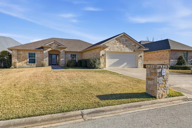 $379,900 | 127 Turkey Run, Meadowlakes, TX 78654