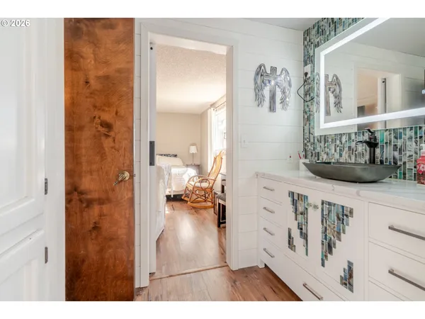 $669,500 | 656 Northwest Thornton Lake Drive, Albany, OR 97321