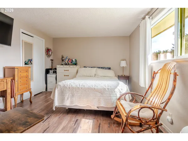 $669,500 | 656 Northwest Thornton Lake Drive, Albany, OR 97321