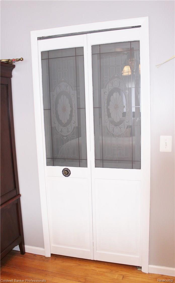 10090 Hadley Road Clarkston, MI 48348 - Photo 17 of 45 master closet.JPG
