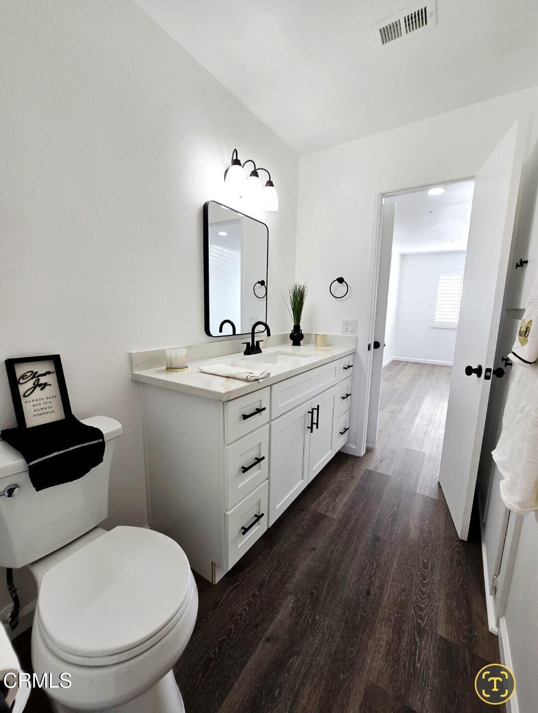 2001 Falkner Place Oxnard, CA 93033 - Photo 14 of 27 Primary Bathroom