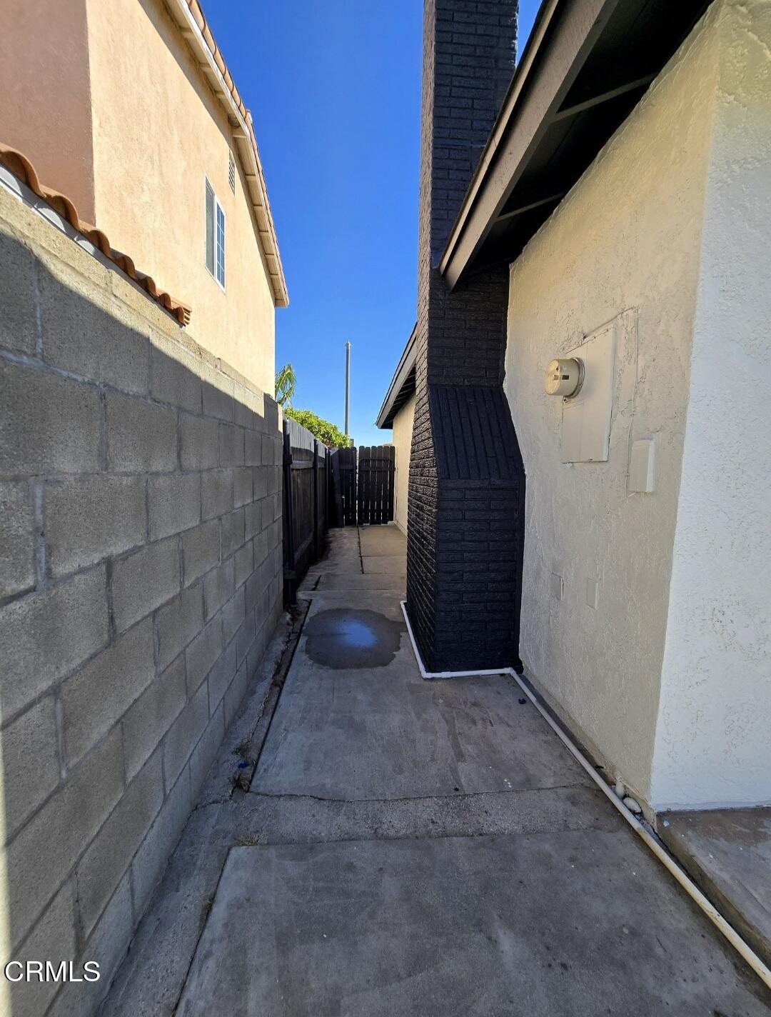 2001 Falkner Place Oxnard, CA 93033 - Photo 26 of 27 Right Side