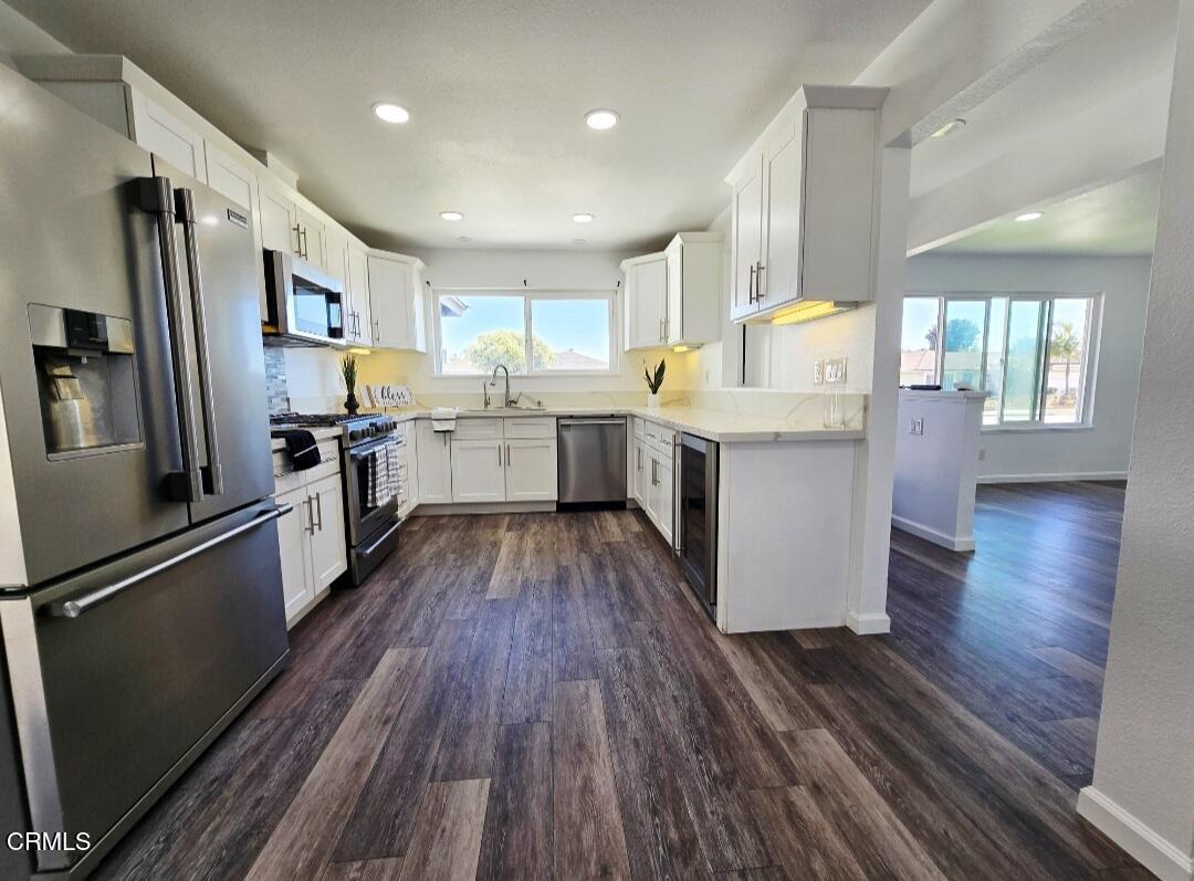 2001 Falkner Place Oxnard, CA 93033 - Photo 8 of 27 Kitchen Formal Living