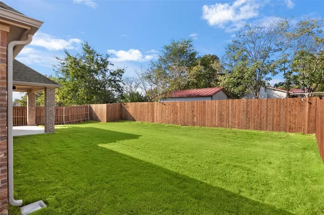 a view of yard with green space