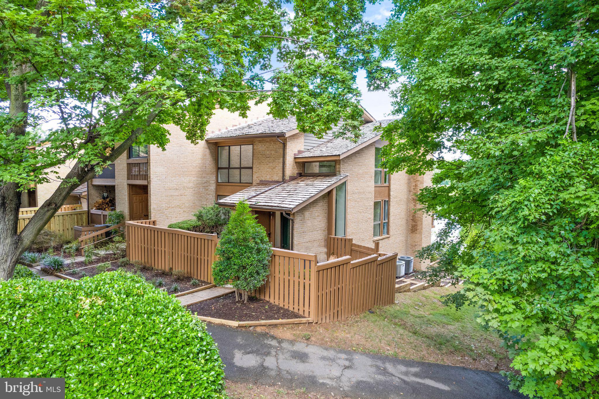 11200 Lagoon Lane Reston, VA 20191 - Photo 2 of 84