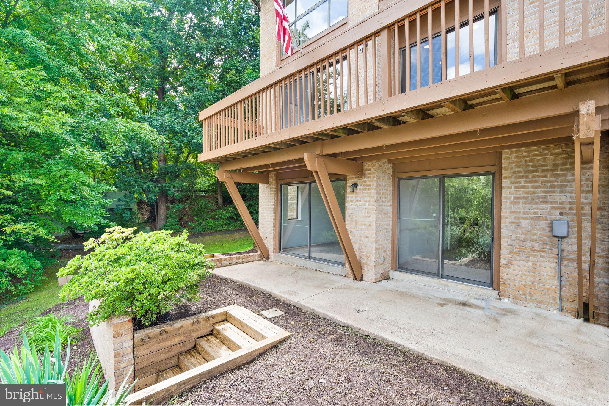 11200 Lagoon Lane Reston, VA 20191 - Photo 9 of 84