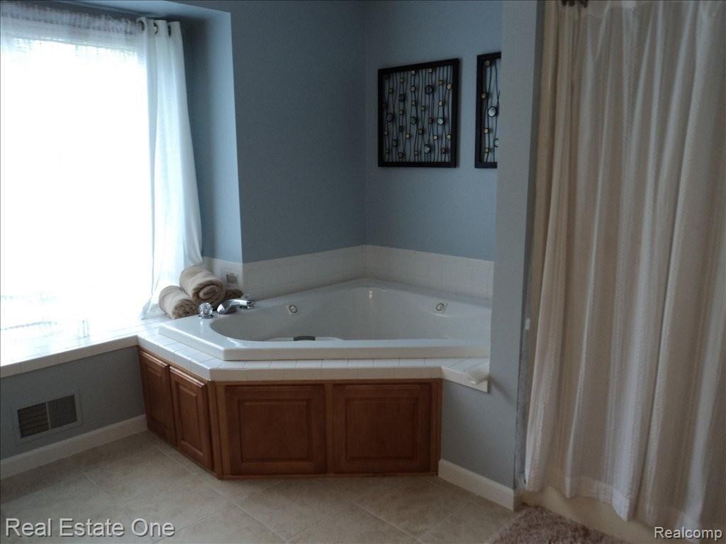 1385 Remsing Street Hartland, MI 48353 - Photo 15 of 25 2 Person Jet Bath