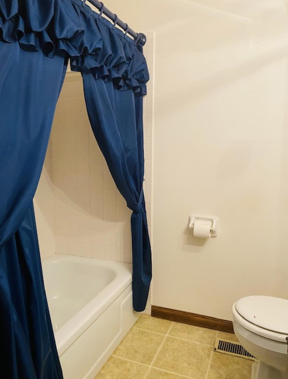 109 Morris Drive Rutherford, TN 38369 - Photo 6 of 18 a bathroom with a toilet and a tub