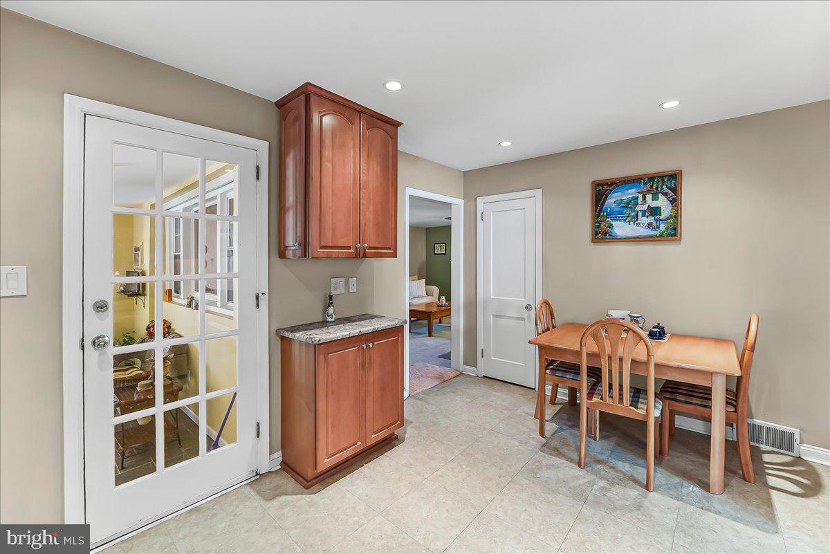 243 Rambling Way Springfield, PA 19064 - Photo 11 of 42 a view of a kitchen with a dining table and chairs
