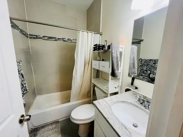 $2,350 | 1300 North Greenview Avenue, Unit 2F, Chicago, IL 60642