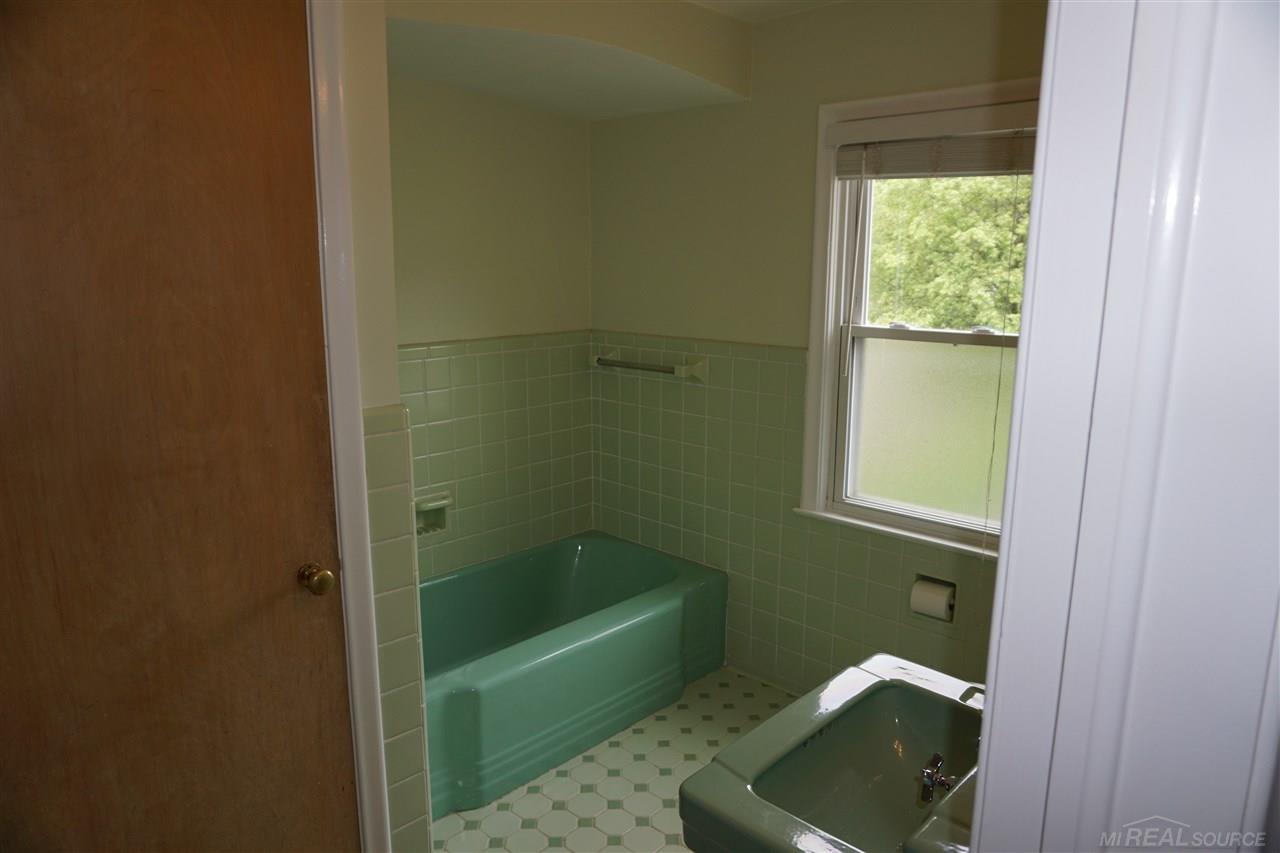 1913 Severn Road Grosse Pointe Woods, MI 48236 - Photo 21 of 24