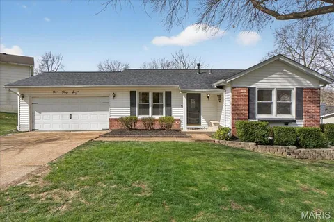 $325,000 | 947 Bellestri Drive, Ballwin, MO 63021