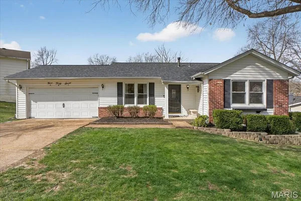 $325,000 | 947 Bellestri Drive, Ballwin, MO 63021