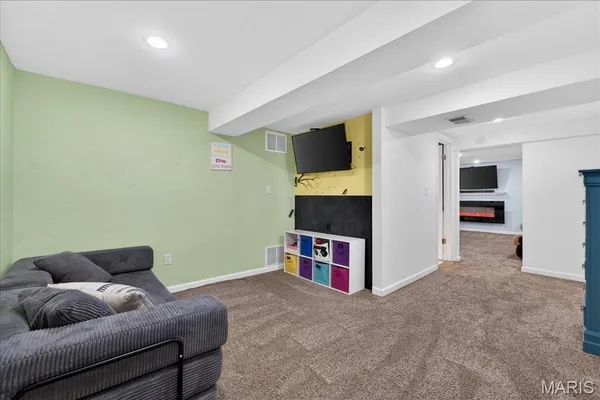 $325,000 | 947 Bellestri Drive, Ballwin, MO 63021