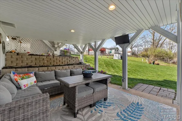 $325,000 | 947 Bellestri Drive, Ballwin, MO 63021