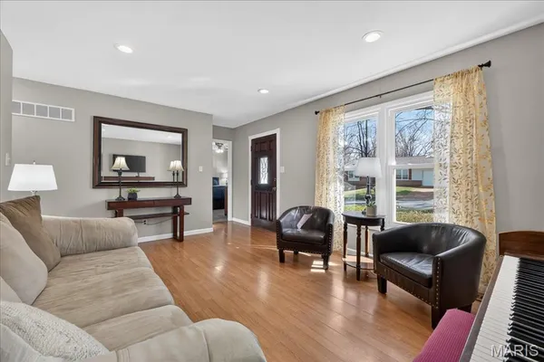 $325,000 | 947 Bellestri Drive, Ballwin, MO 63021