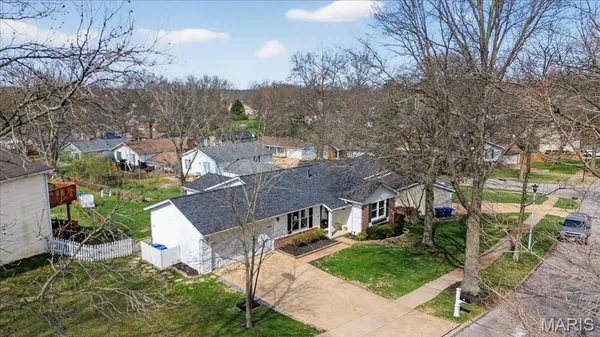 $325,000 | 947 Bellestri Drive, Ballwin, MO 63021