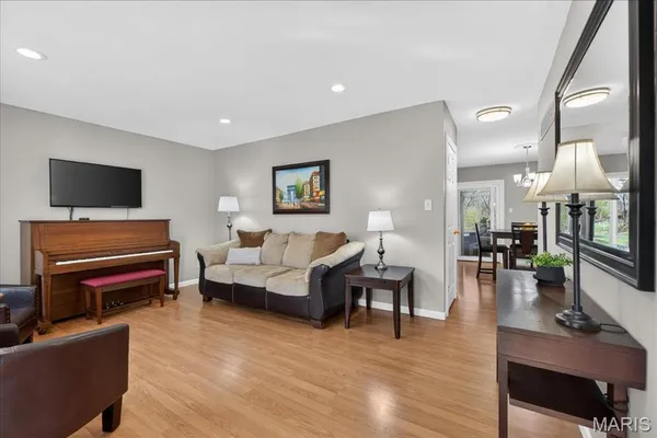 $325,000 | 947 Bellestri Drive, Ballwin, MO 63021