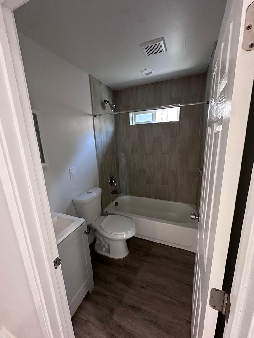 454 Colin Kelly Drive Roseville, CA 95747 - Photo 9 of 13 a bathroom with a toilet a sink and bathtub