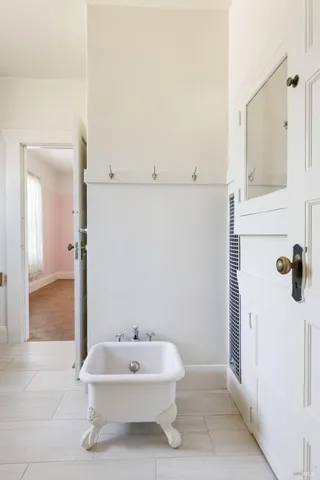 an empty room with a empty space and window