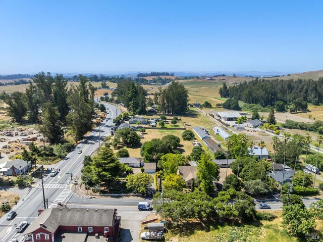 $1,189,000 | 2705 Roblar Road, Petaluma, CA 94952