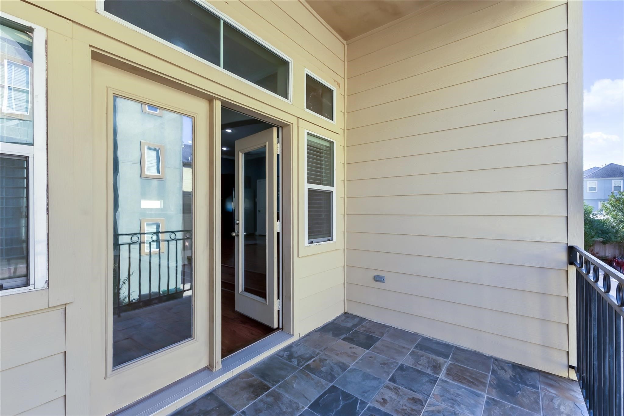 934 West 26th Street, Unit B Houston, TX 77008 - Photo 13 of 33 A private balcony offers an outdoor extension of the living space. Perfect place to grill or dine al fresco.