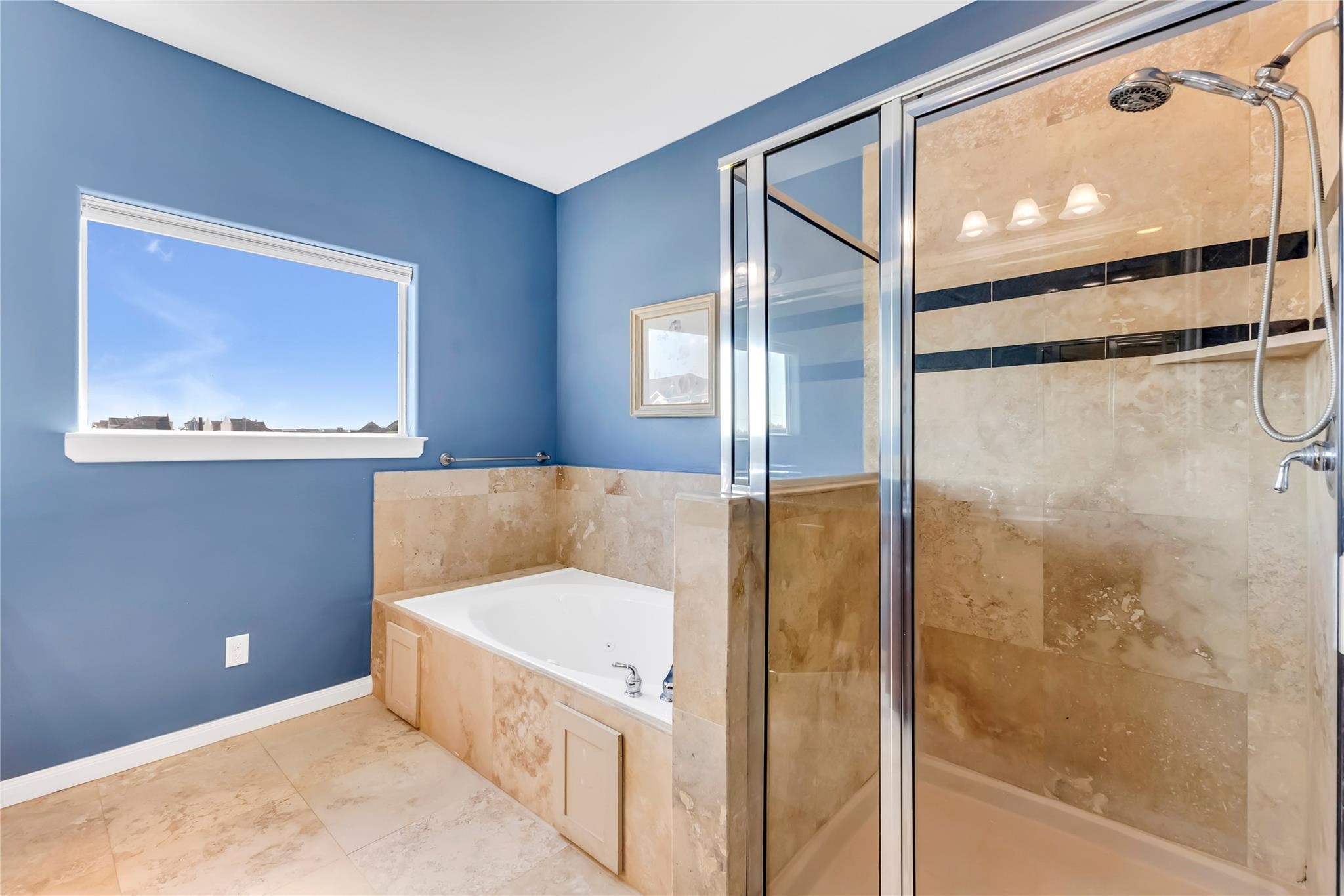934 West 26th Street, Unit B Houston, TX 77008 - Photo 18 of 33 A jetted soaking tub and separate glass-enclosed shower create a comfortable and relaxing retreat.