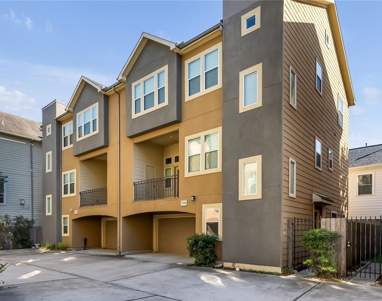 934 West 26th Street, Unit B Houston, TX 77008 - Photo 2 of 33 a front view of a multi story building