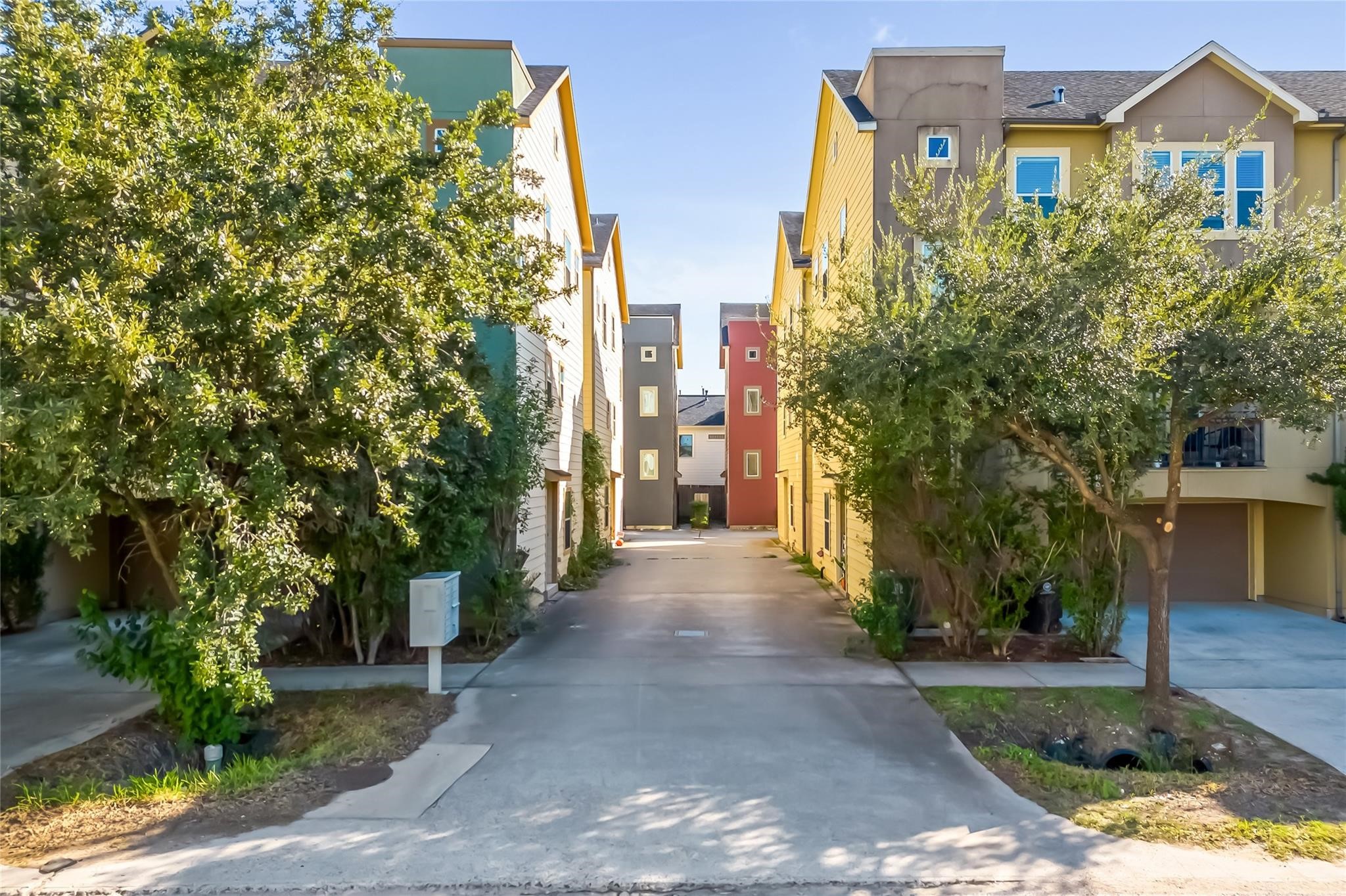 934 West 26th Street, Unit B Houston, TX 77008 - Photo 26 of 33 Entrance to the community with the home tucked away in the back corner.