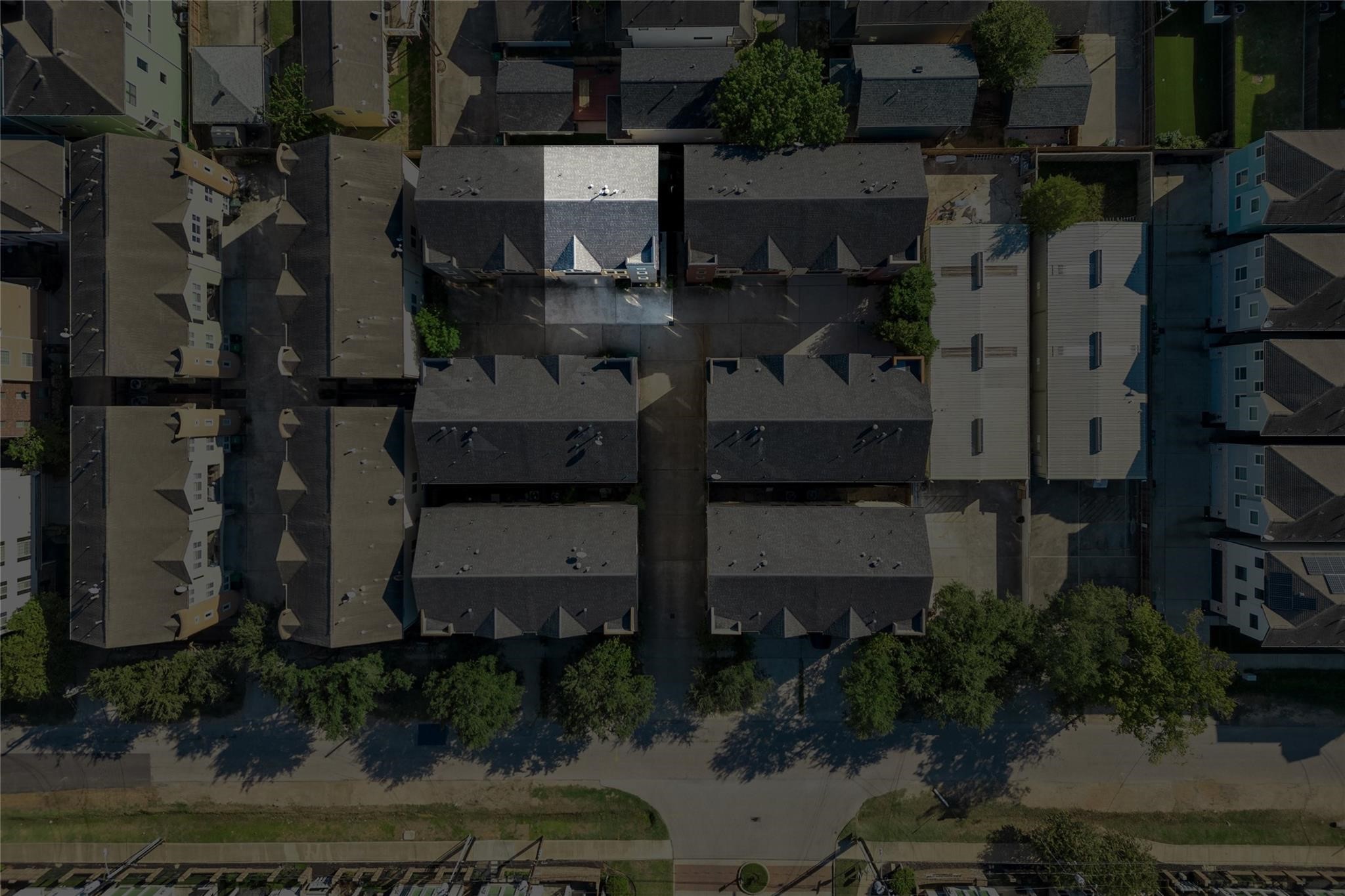 934 West 26th Street, Unit B Houston, TX 77008 - Photo 27 of 33 Aerial view highlighting the homes position within the community.