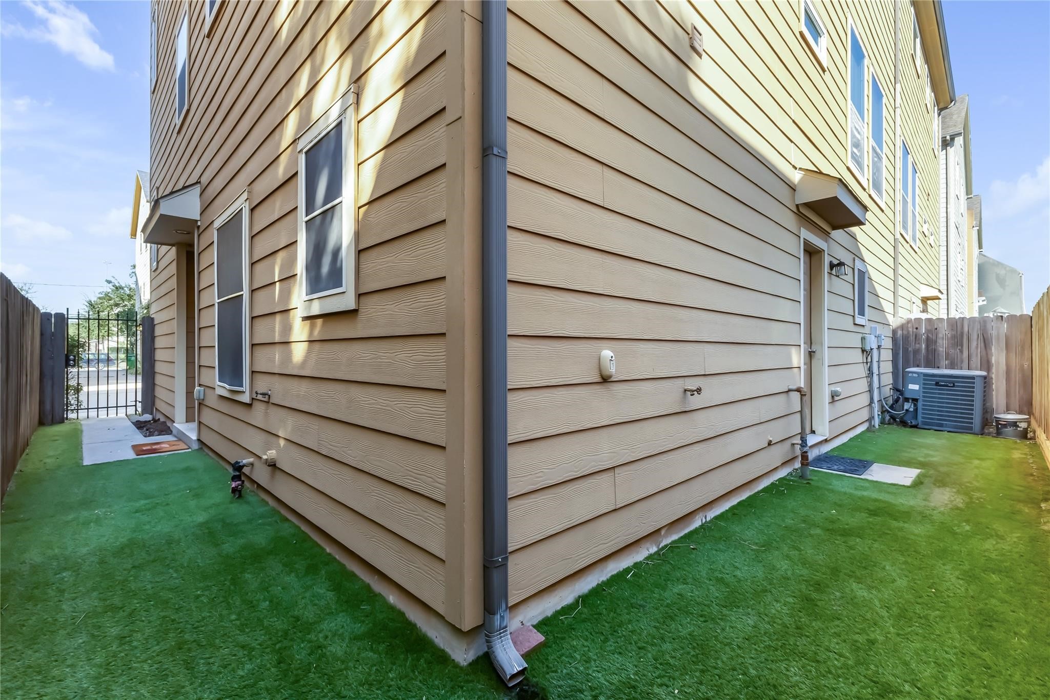 934 West 26th Street, Unit B Houston, TX 77008 - Photo 4 of 33 a view of a back yard of the house with a large door