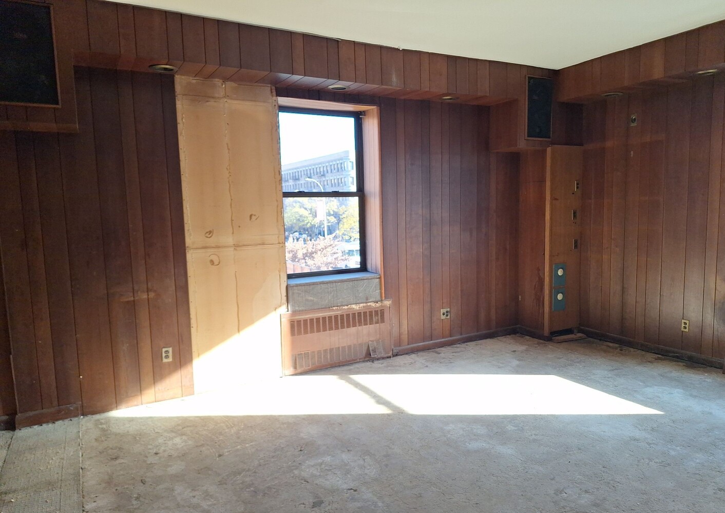 200 West 139th Street Manhattan, NY 10030 - Photo 14 of 24 an empty room with windows