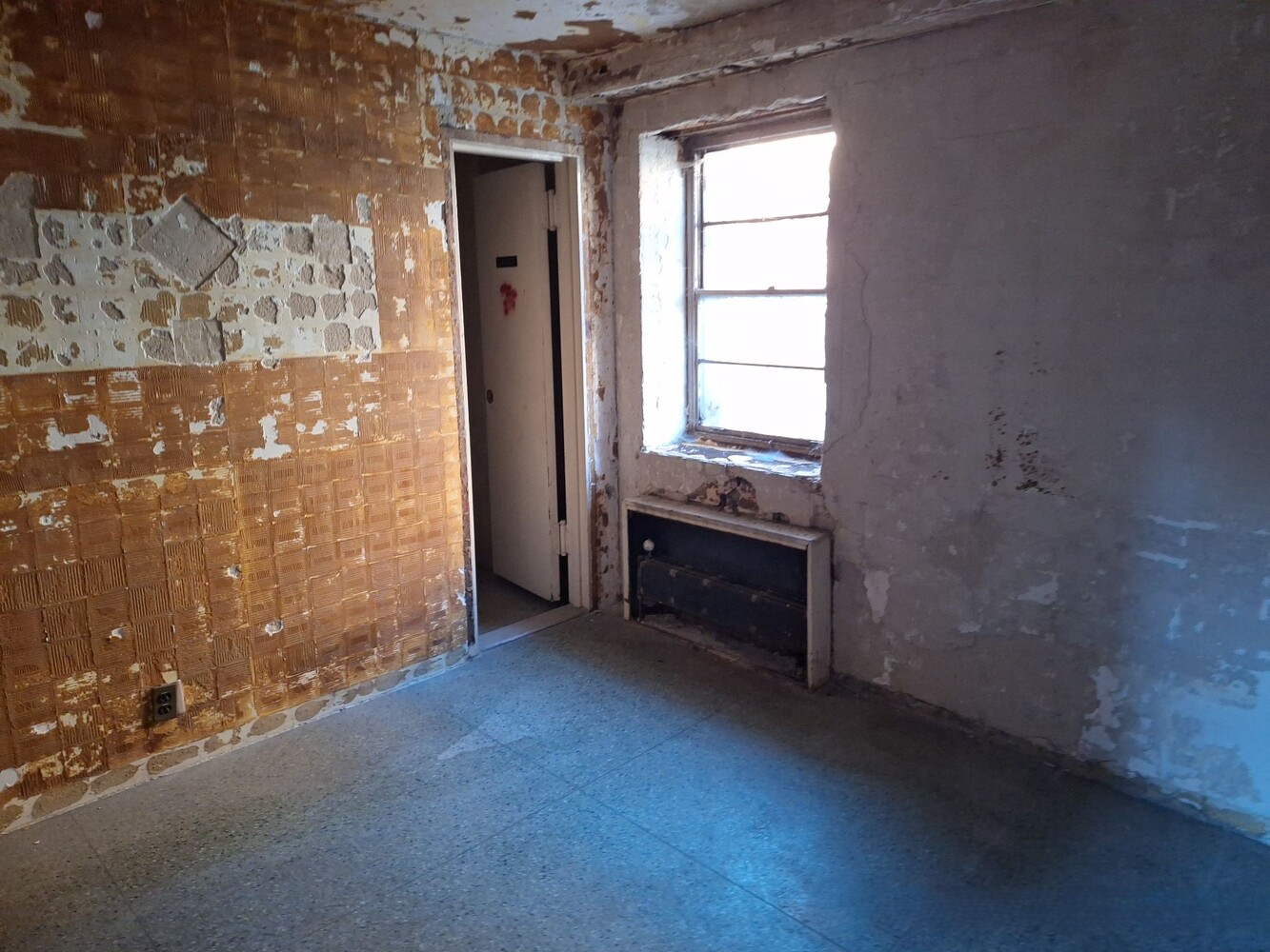 200 West 139th Street Manhattan, NY 10030 - Photo 9 of 24 an empty room with windows