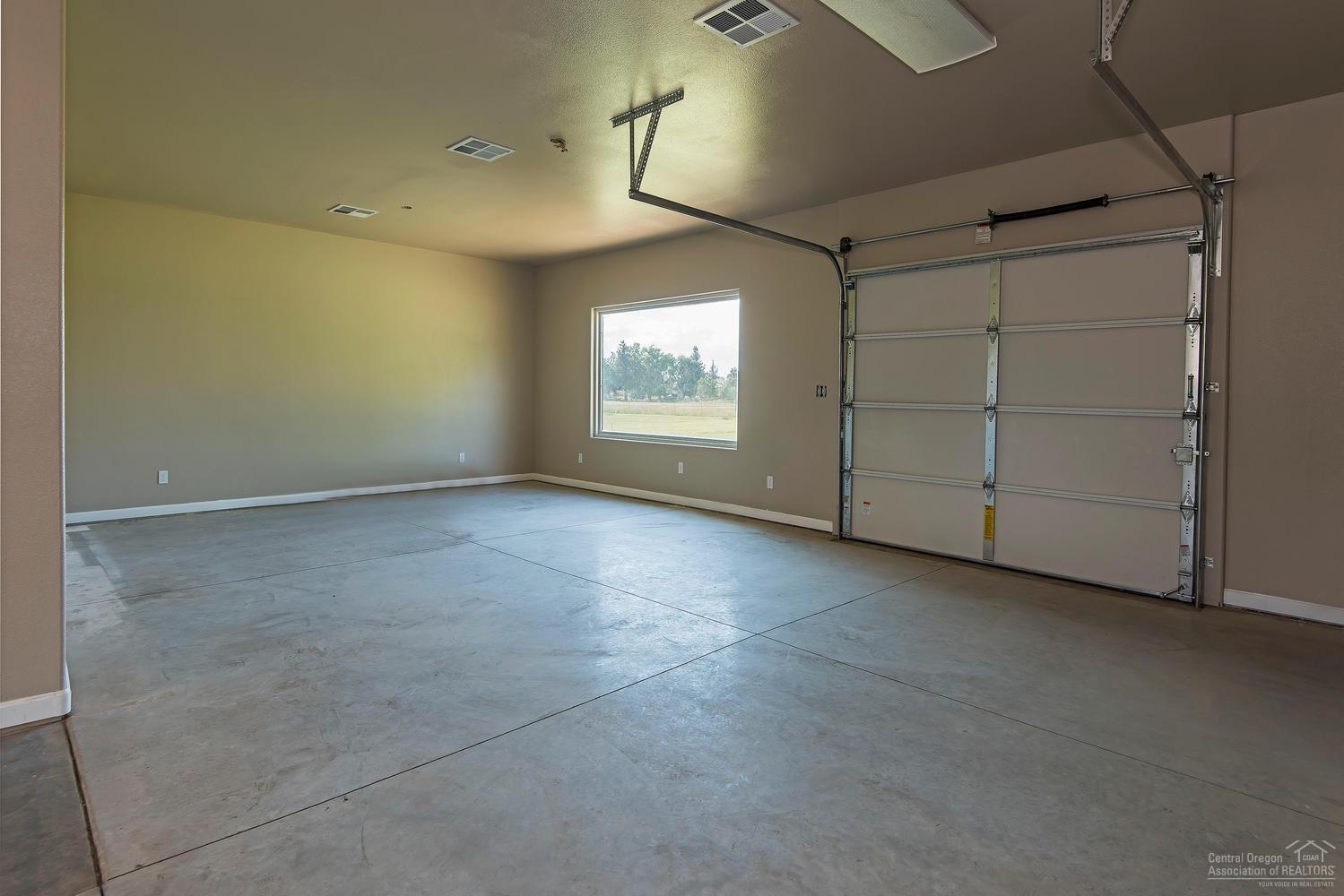 63311 Abbey Rd Bend Bend, OR 97701 - Photo 16 of 25 Look how big and clean this work shop ar