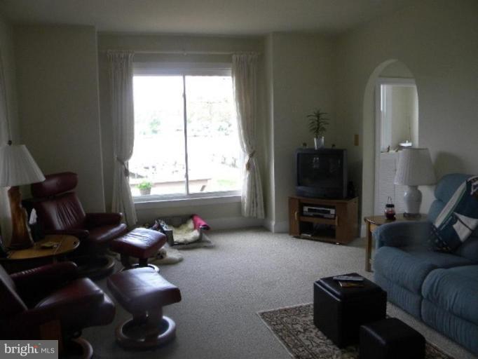 1988 Poplar Ridge Road Pasadena, MD 21122 - Photo 24 of 30 Living Room