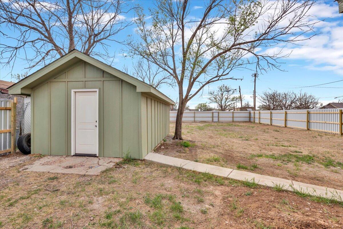 804 Avenue A Levelland, TX 79336 - Photo 2 of 20 IMG_8079