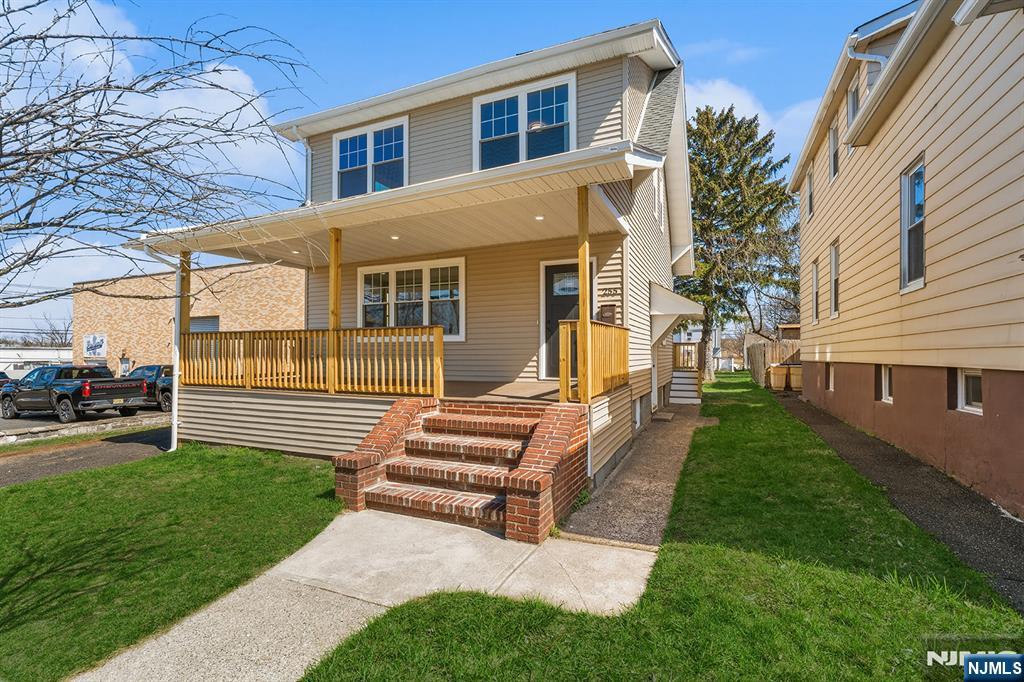 a view of a house with a yard