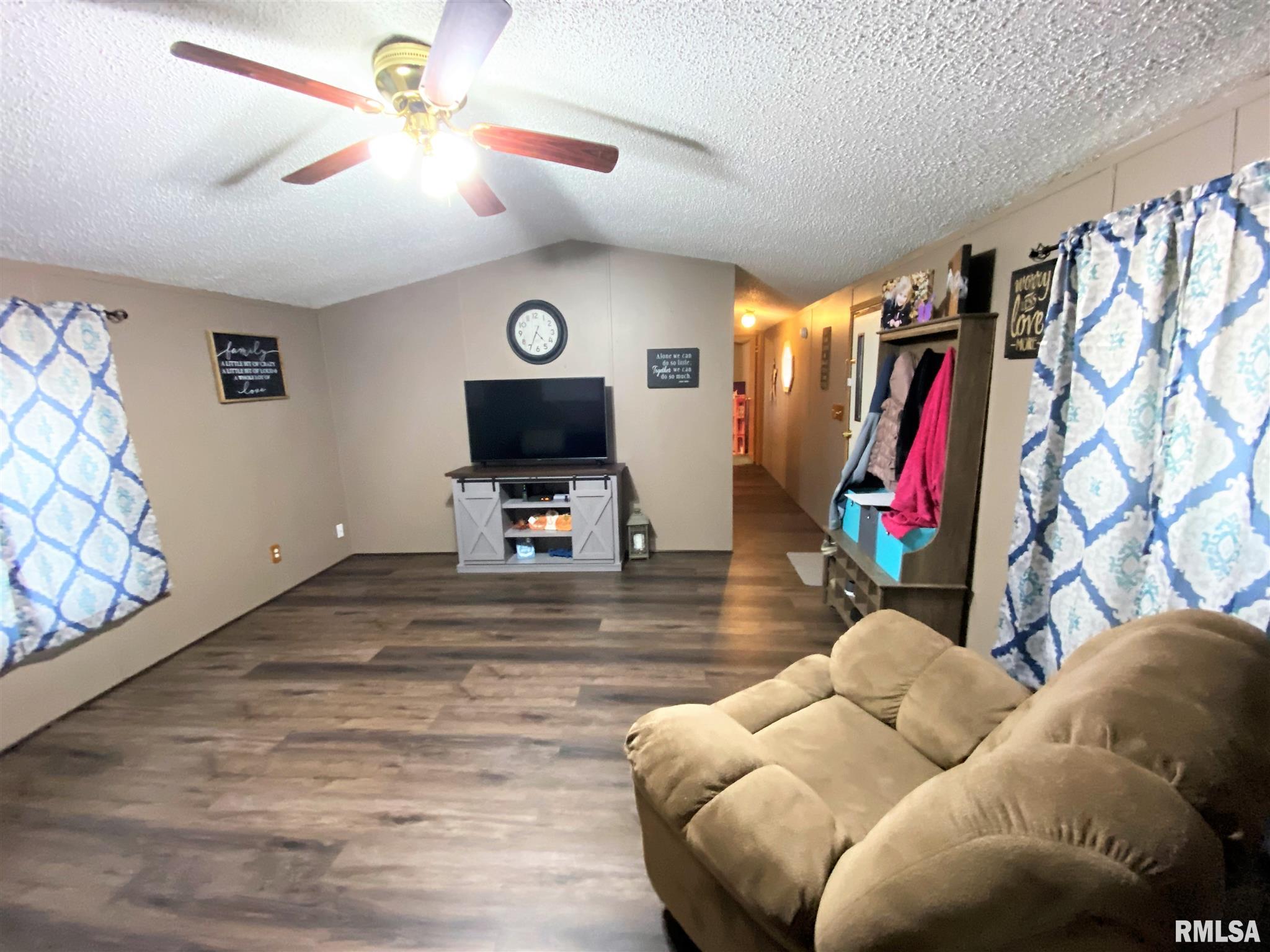 415 West 4th Street Flora, IL 62839 - Photo 8 of 42 Gallery Image 8