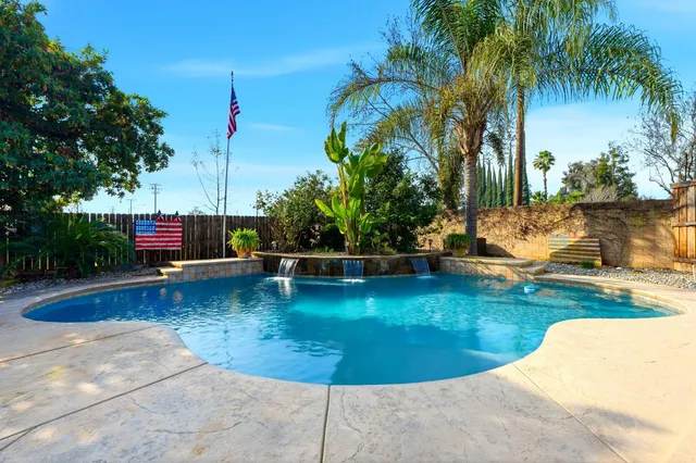 $699,000 | 613 East Chestnut Avenue, Visalia, CA 93292