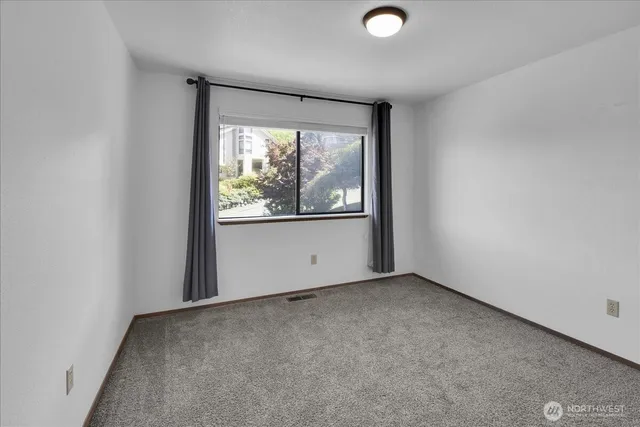 $3,650 | 4926 Dover Street, Everett, WA 98203