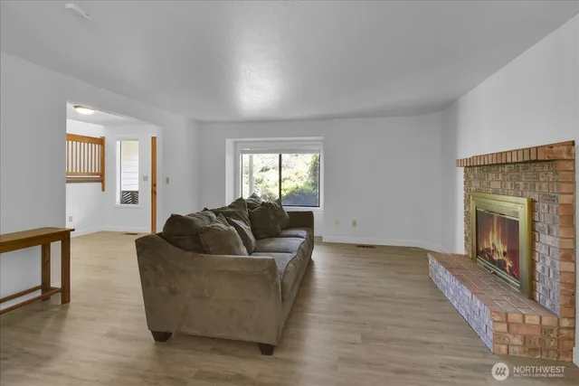 $3,650 | 4926 Dover Street, Everett, WA 98203