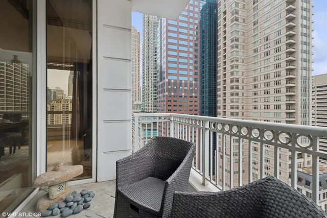 $900,000 | 55 East Erie Street, Unit 2103, Chicago, IL 60611