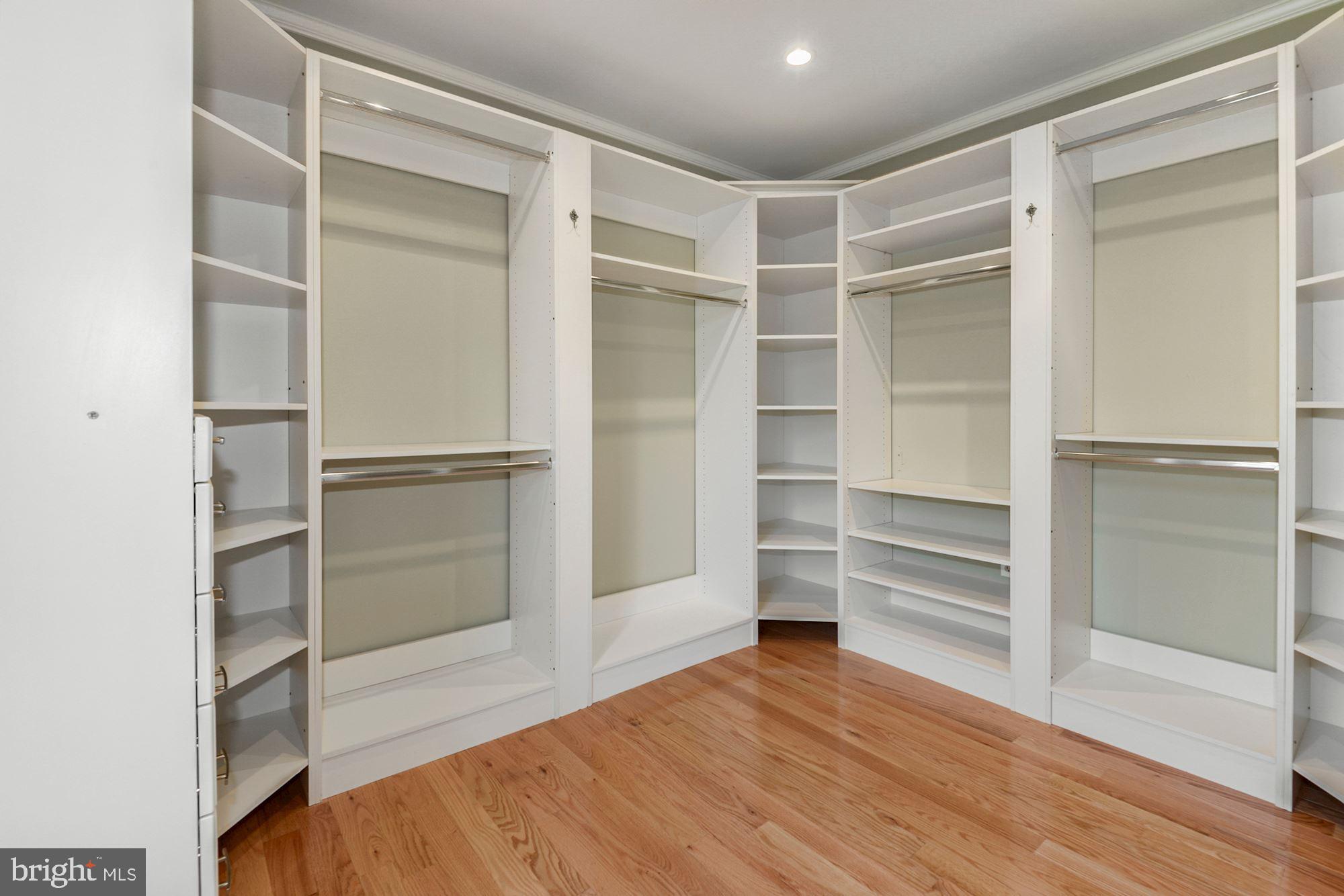 1940 Barton Hill Road Reston, VA 20191 - Photo 21 of 38 Master bedroom walk in closet