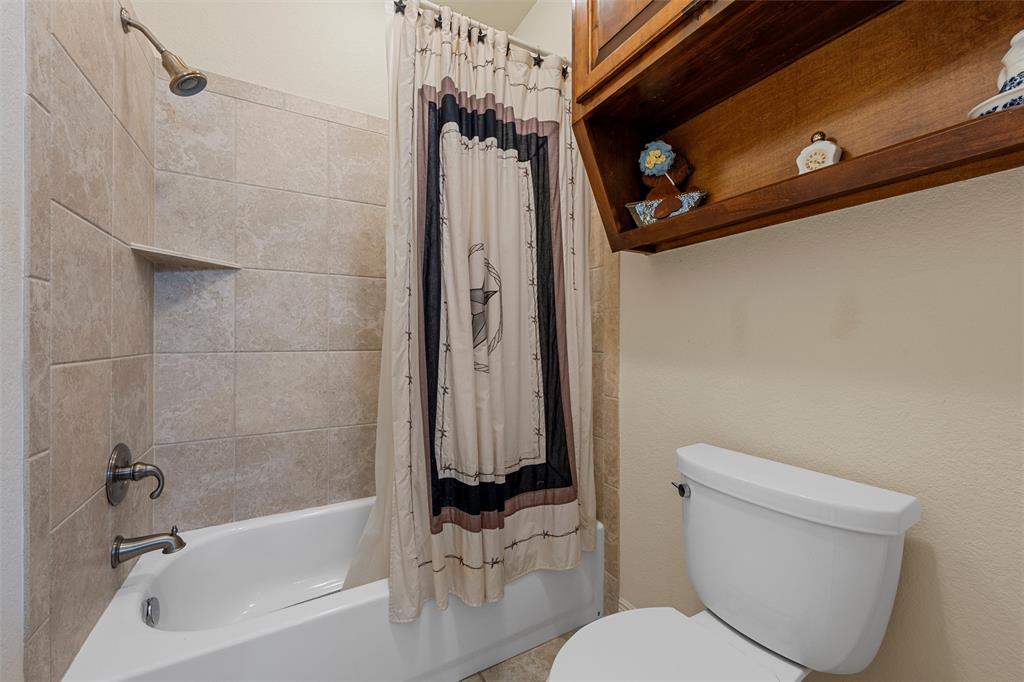 1125 Whispering Oaks China Spring, TX 76633 - Photo 23 of 39 Full bath with shower / tub combo with curtain and toilet