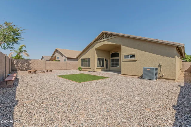 a view of front a house with a yard