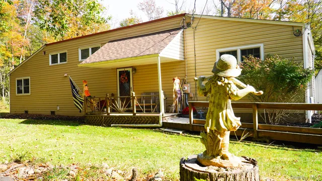 a view of a house with backyard